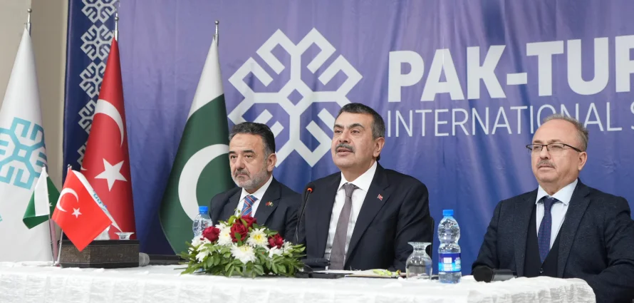 Le ministre de l'éducation nationale Tekin a visité l'école de la fondation turque Maarif à Lahore, au Pakistan.