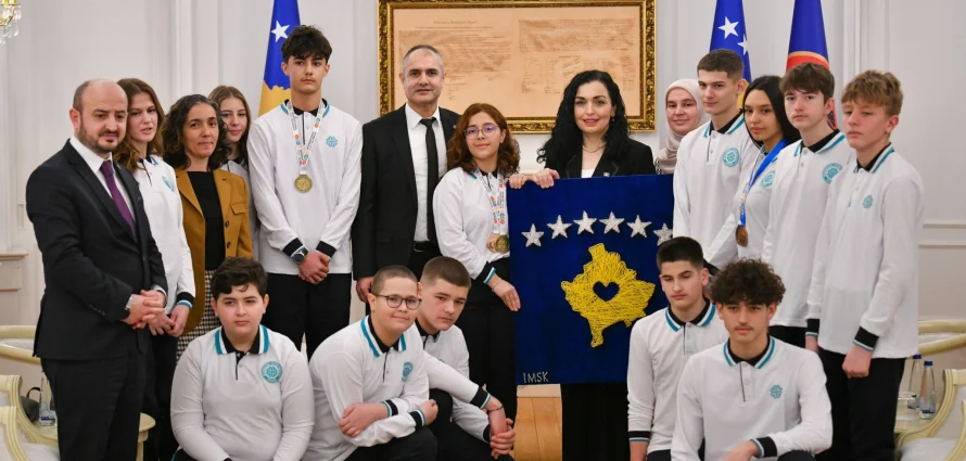 Kosova Cumhurbaşkanı Maarif Okulları Öğrencileri ile Görüştü