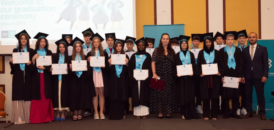 La joie des diplômés dans les écoles internationales Maarif de Roumanie