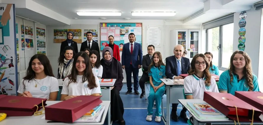 TBMM Başkanı Kurtulmuş, Romanya Maarif Okulu’nu ziyaret etti