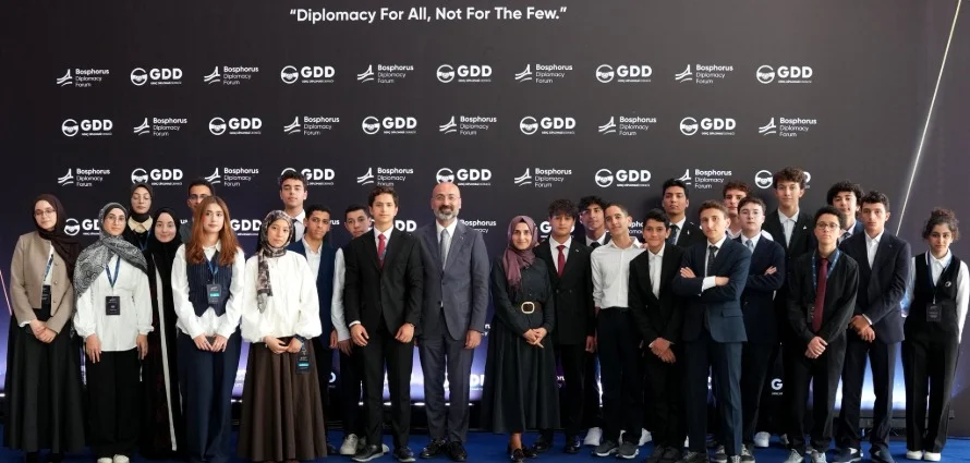 President Özdil Meets with Young People at the Bosphorus Diplomacy Forum