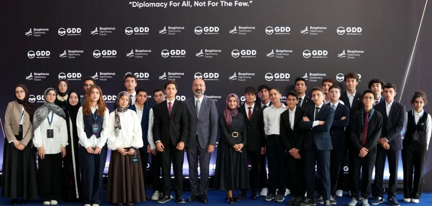 El presidente Özdil se reúne con jóvenes en el Bosphorus Diplomacy Forum