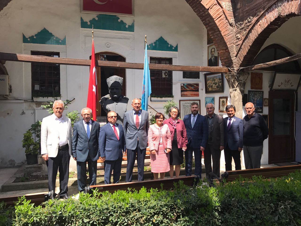 Türkiye Maarif Vakfı Heyeti, Türk Dünyası Araştırmaları Vakfı' nı ziyaret ederek, Türk dünyasında iş birliği imkanlarını müzakere etti.