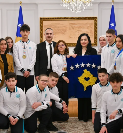 Kosova Cumhurbaşkanı Maarif Okulları Öğrencileri ile Görüştü