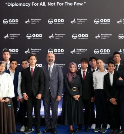 President Özdil Meets with Young People at the Bosphorus Diplomacy Forum